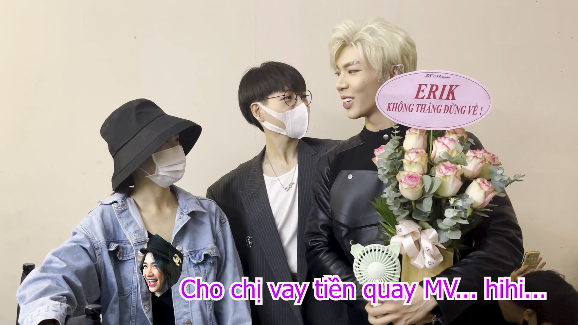 Hòa Minzy hóa thành cô bé giao hoa đến ủng hộ Erik ở hậu trường The Heroes 2021