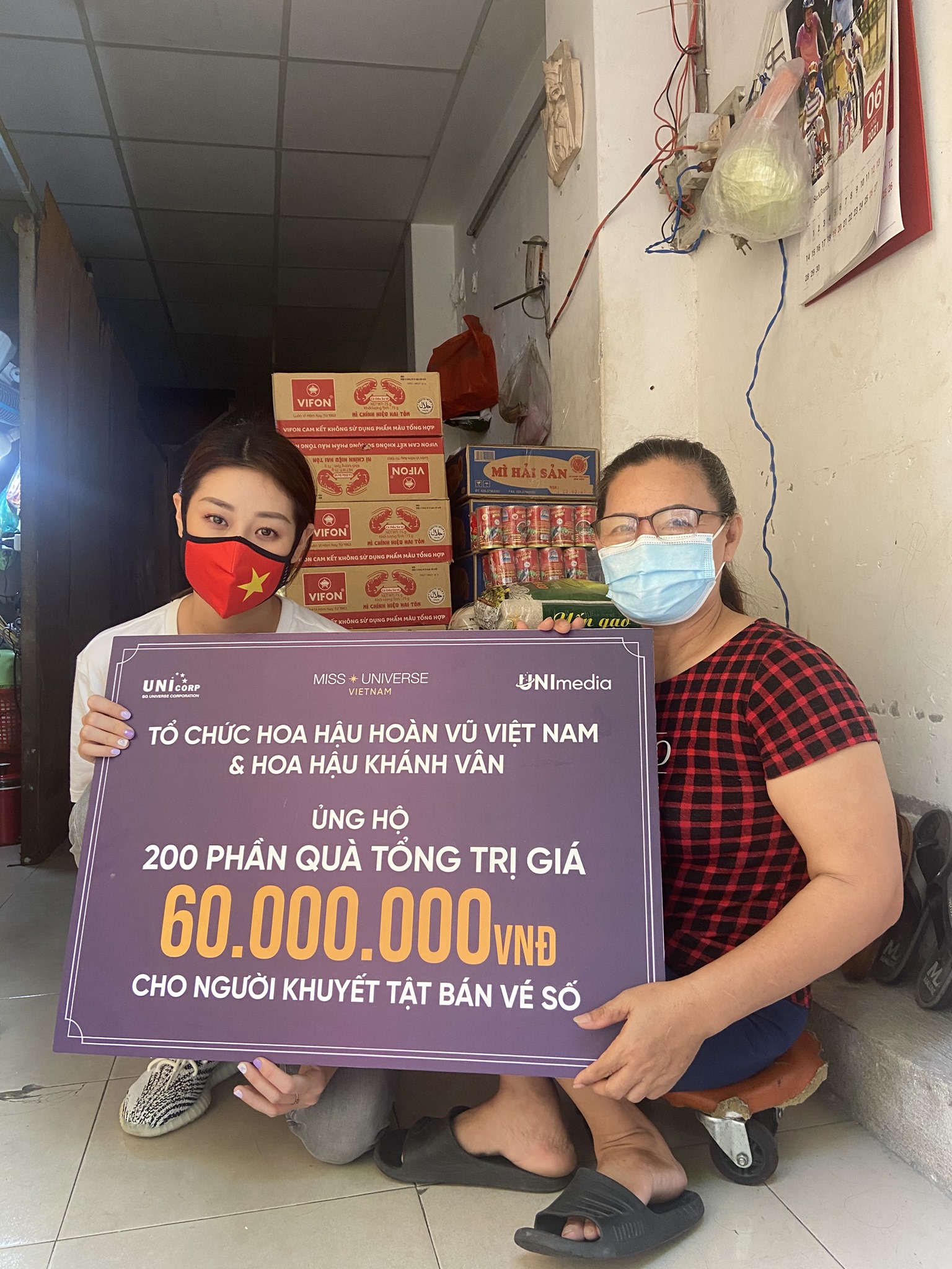 Hoa hậu Khánh Vân san sẻ khó khăn với người khuyết tật bán vé số tại TP.HCM