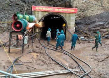 Nóng: Hàng trăm người hối hả giải cứu công nhân mắc kẹt tại hầm thủy điện ở Điện Biên - 1