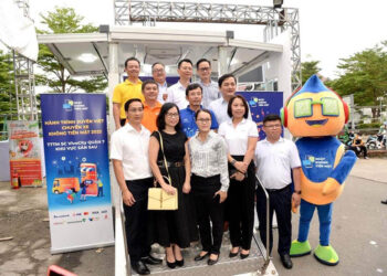 Hoa hậu Lương Thùy Linh, Kiều Loan, Phương Anh xuất hiện đêm gala tổng kết chuyến xe không tiền mặt