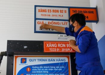 Giá xăng dầu đồng loạt giảm mạnh hơn 3.000 đồng/lít