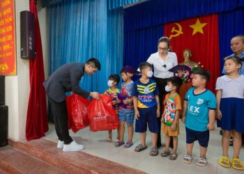 Giữ lời hứa, CEO Bảo Hoàng và Á hậu Hoàng My về Long An tặng quà cho 150 học sinh