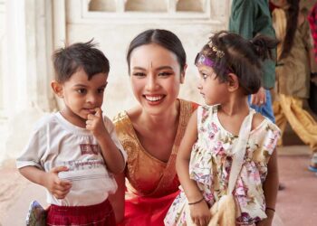 Á hậu Thủy Tiên cuốn hút trong trang phục truyền thống của Ấn Độ