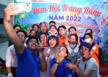 Việt Hương, Hoài Phương, Đại Nghĩa tặng quà trung thu cho hàng trăm em nhỏ
