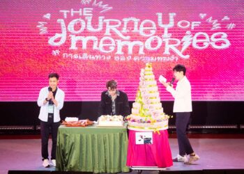 Fan Thái tặng bánh sinh nhật bọc toàn tiền mặt cho Quang Hùng MasterD trong mini concert
