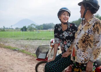 Trở về quê Tây Ninh, Hoa hậu Ngọc Châu mặc đồ giản dị, lái xe máy băng rẫy chở mẹ thăm mộ ba