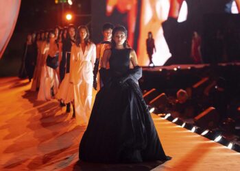Sàn diễn độc lạ tại ELLE FASHION SHOW 2022 sáng rực với hơn 100 thiết kế của 4 nhà thiết kế trẻ