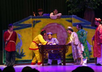 Hoài Linh, Minh Nhí lăng xả vì vai diễn mới trong vở kịch “Đụng vô là phỏng tay”
