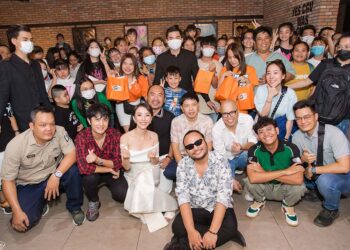 Thái Hòa mặc giản dị đi Cinetour, sốc khi có nhiều người đòi làm con