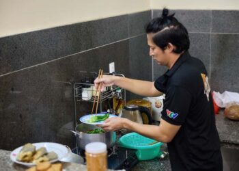 Huy Khánh vay mượn thức ăn ở nhà hàng xóm để nấu cơm