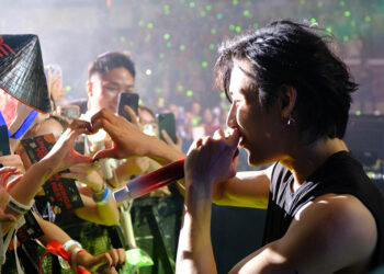 BamBam (GOT7) hát Thích em hơi nhiều của Wren Evans, trình diễn 20 bài hát trong concert AREA52 Việt Nam