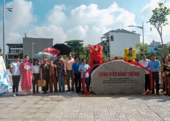 Mặc trời nắng nóng, Oscar Vũ và em gái tích cực trồng cây xanh