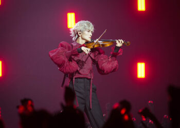 BB Trần hóa ma cà rồng điển trai, kéo violin khiến cộng đồng mạng mê mẩn”