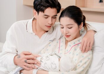 Ca sĩ Hồ Quang Hiếu đón con trai đầu lòng cùng bà xã Tuệ Như