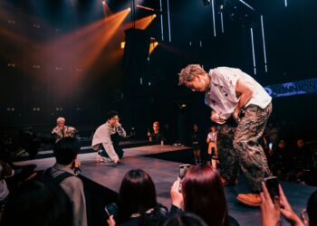 OSAD diễn live 10 bài trong buổi ra mắt album đầu tay, kết hợp cùng Onionn. và em xinh Mỹ Mỹ